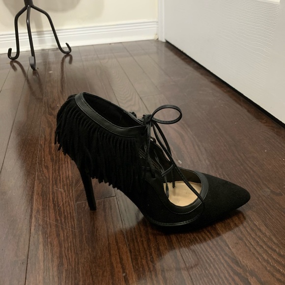 Revamped Faux Suede Chic Flattering Lace Up Fringe Pump - Picture 5 of 8
